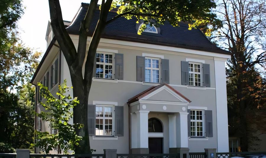 Weiß gestrichene Hausfassade mit Vordach