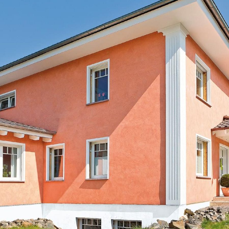 Terracottafarbene Fassade in Renovierung