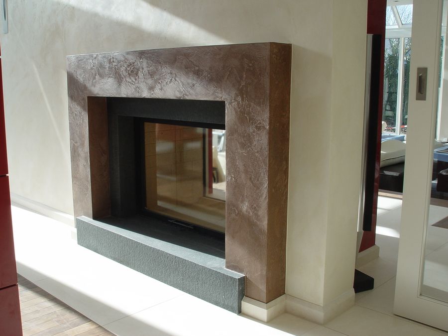 Kamin mit dekorativer Steinoptik
