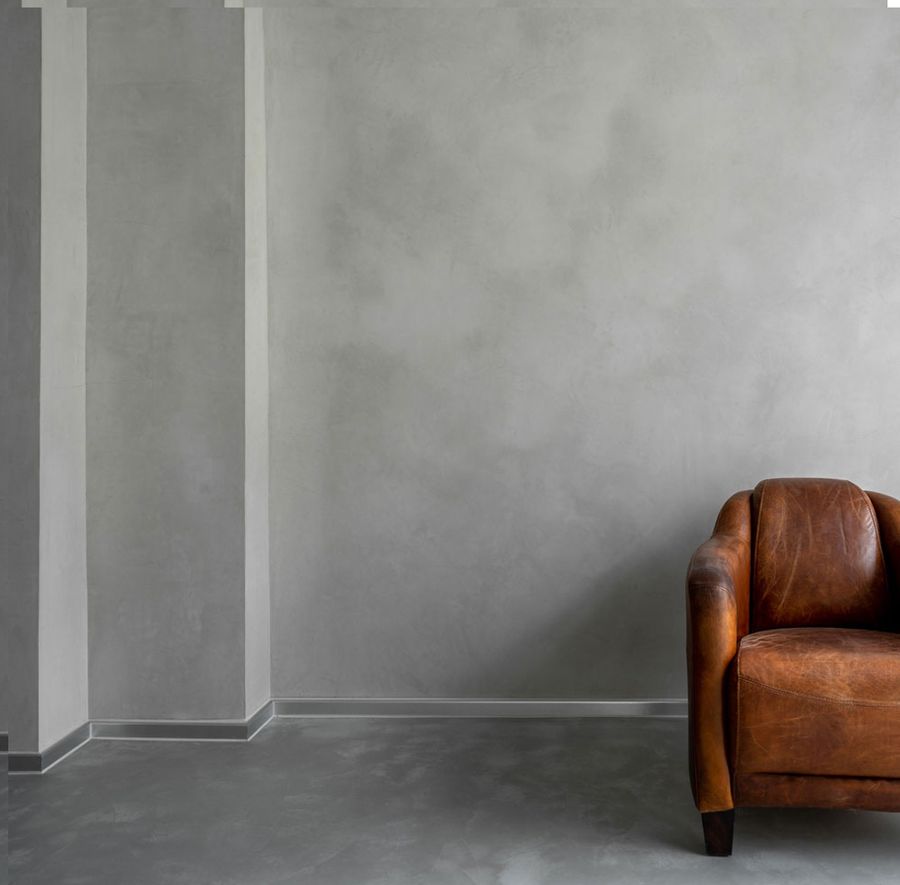 Wand in Kalkoptik mit Ledersessel