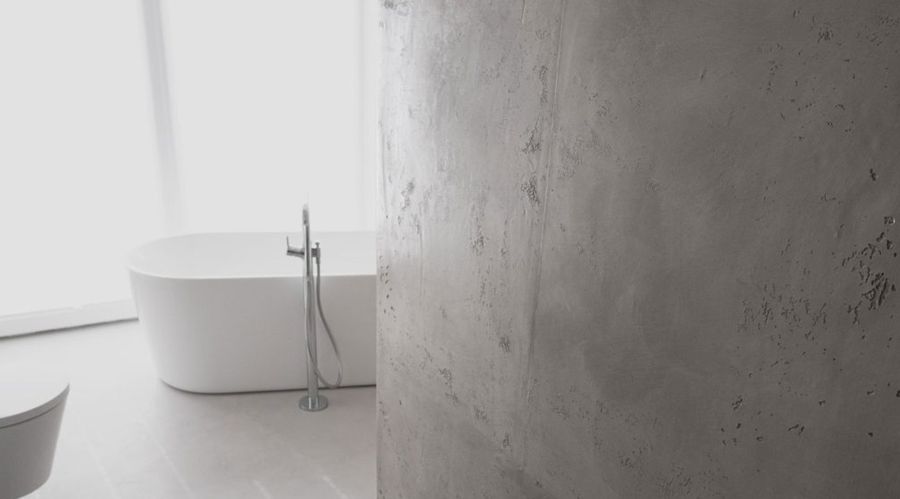 Bad mit freistehender Wanne in Kalkoptik