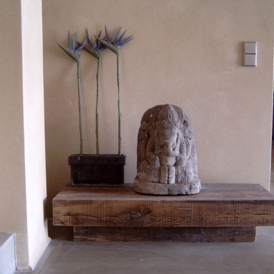 Steinskulptur auf Holzbank in Kalkoptik-Raum