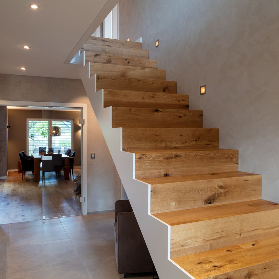 Holztreppe mit Kalkoptik-Wand