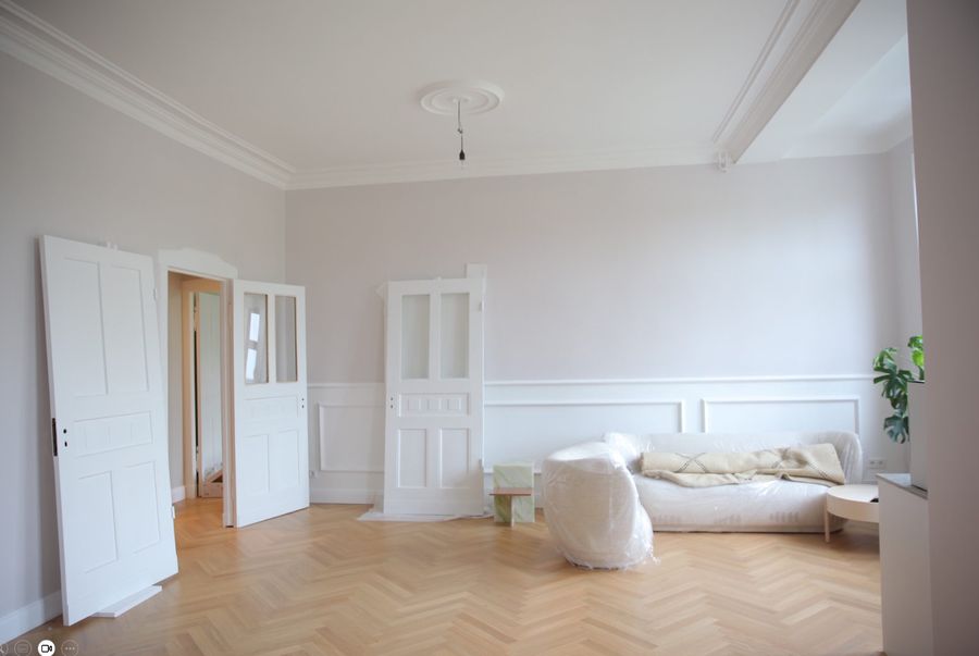 Weiß lackierte Flügeltür im Altbau