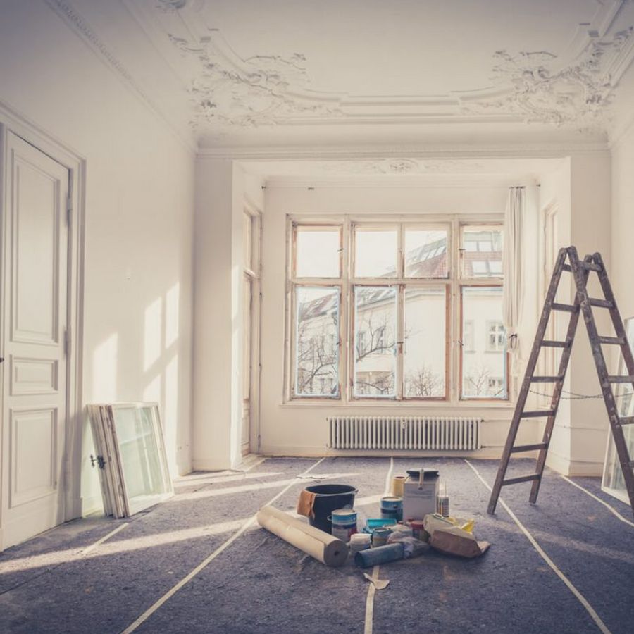 Fensterrahmen wird lackiert, Malerausrüstung im Raum