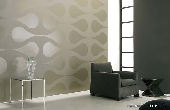 Geometrische Tapete im Wohnzimmer