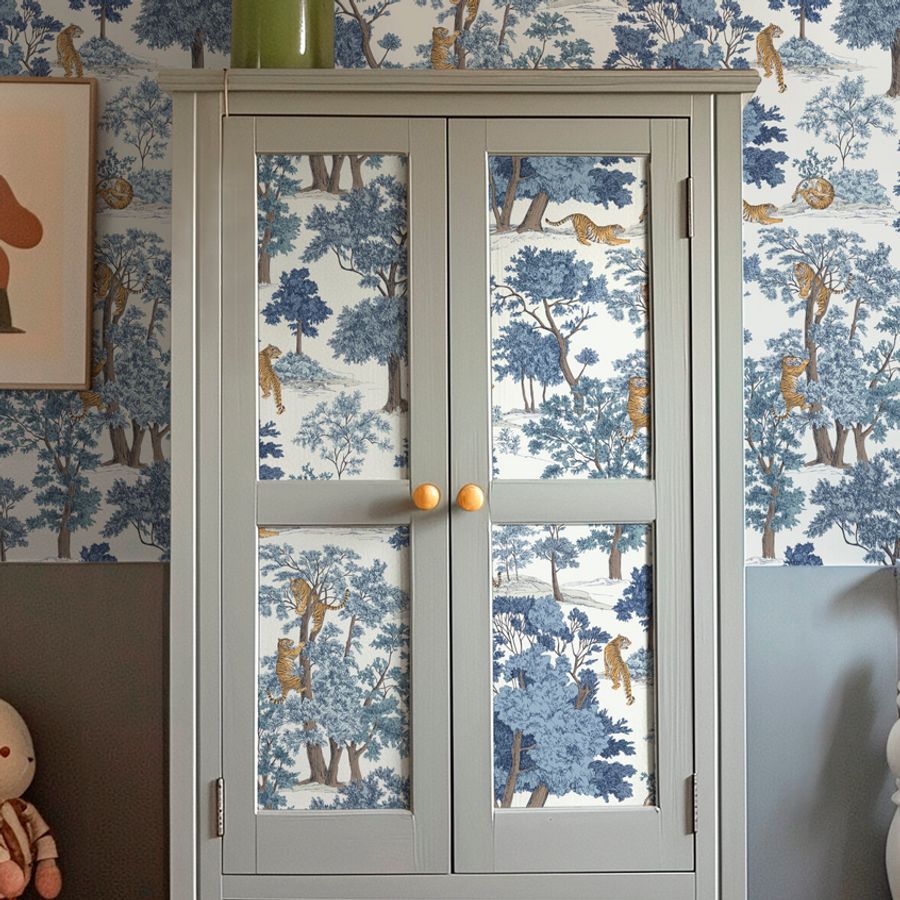 Blaue Toile-Tapete am Schrank