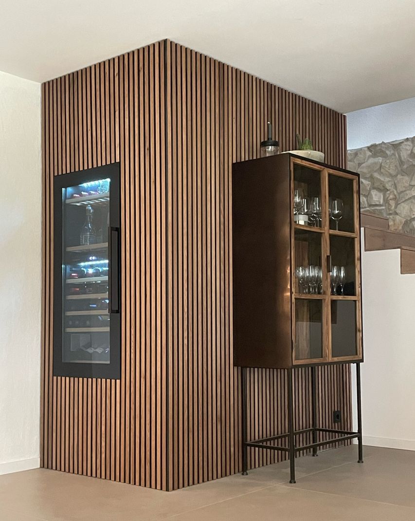 Wandpaneel mit integriertem Weinschrank