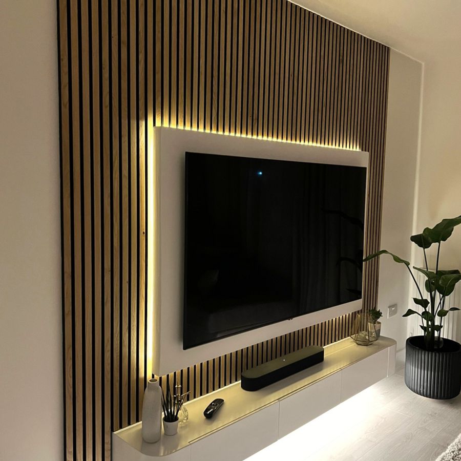 Holzlamellenwand mit indirekter Beleuchtung